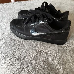 Nike Black Sneakers Classic Low-Top Design